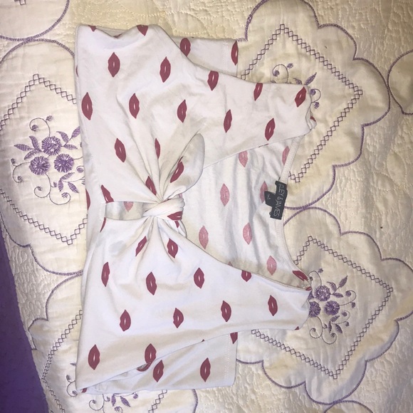 It’s an beautiful crop top with red and white - Picture 6 of 6